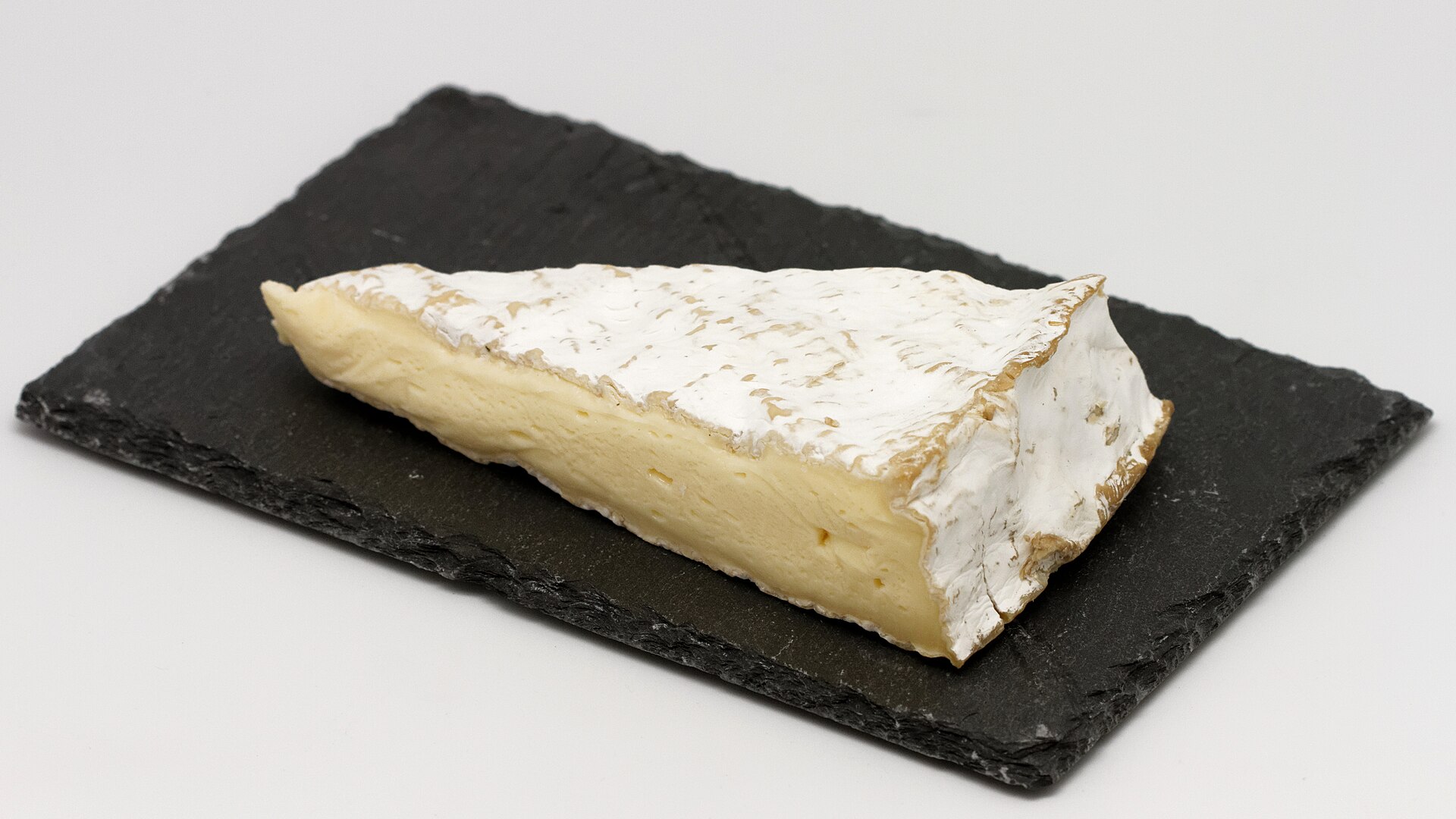 Rueda de Brie con la corteza florida característica