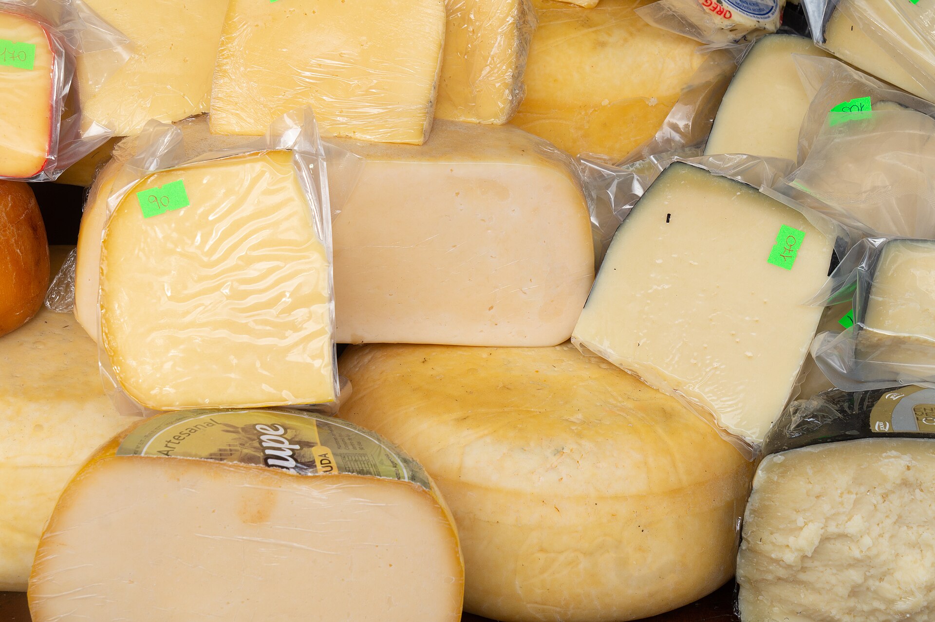 Cuñas de quesos curados en vitrina de quesería