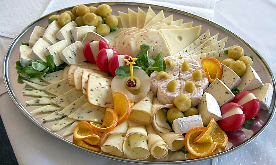 Tabla de quesos variados con vino y acompañamientos