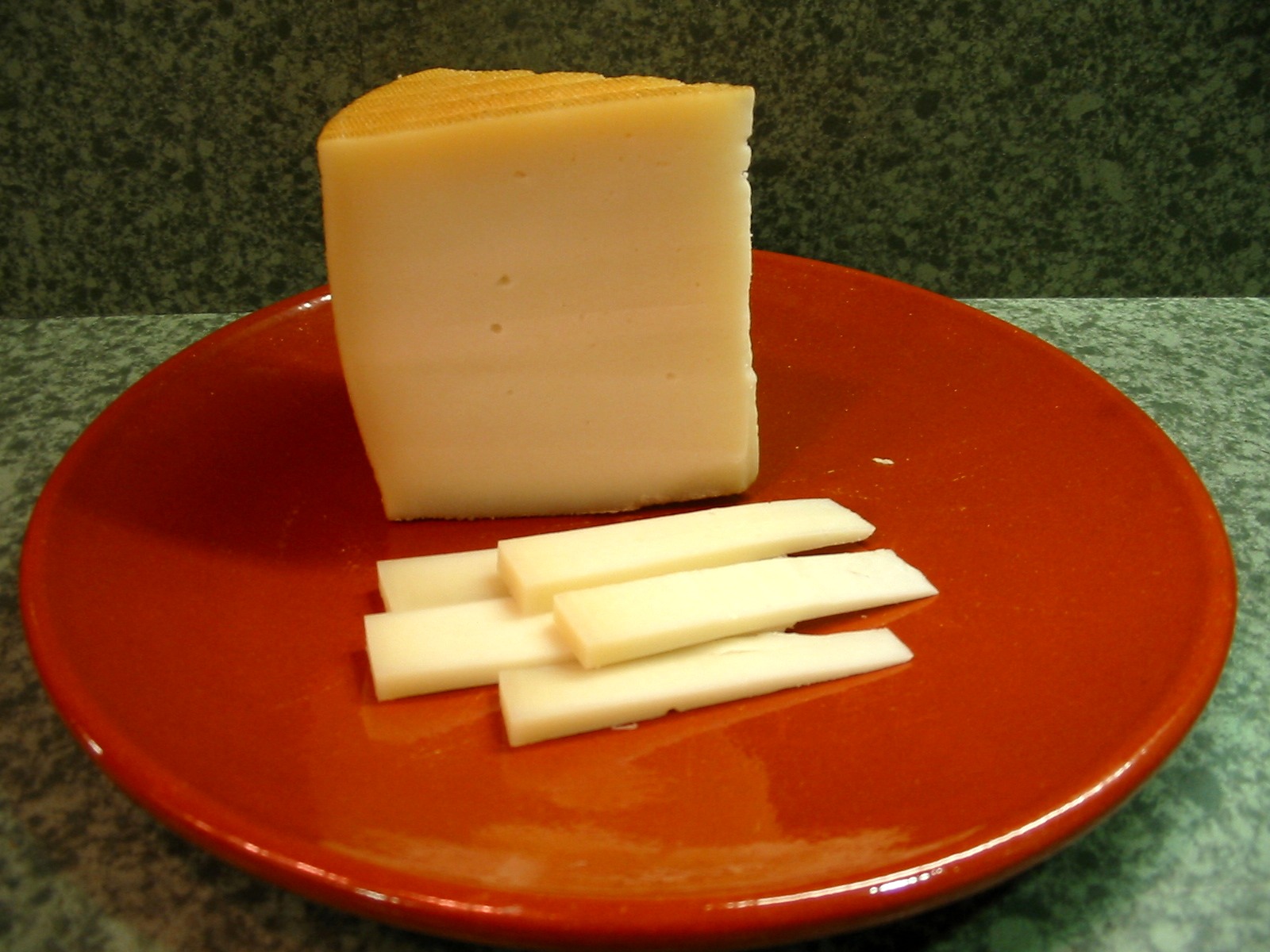 Queso Idiazábal DOP ahumado con su corteza dorada
