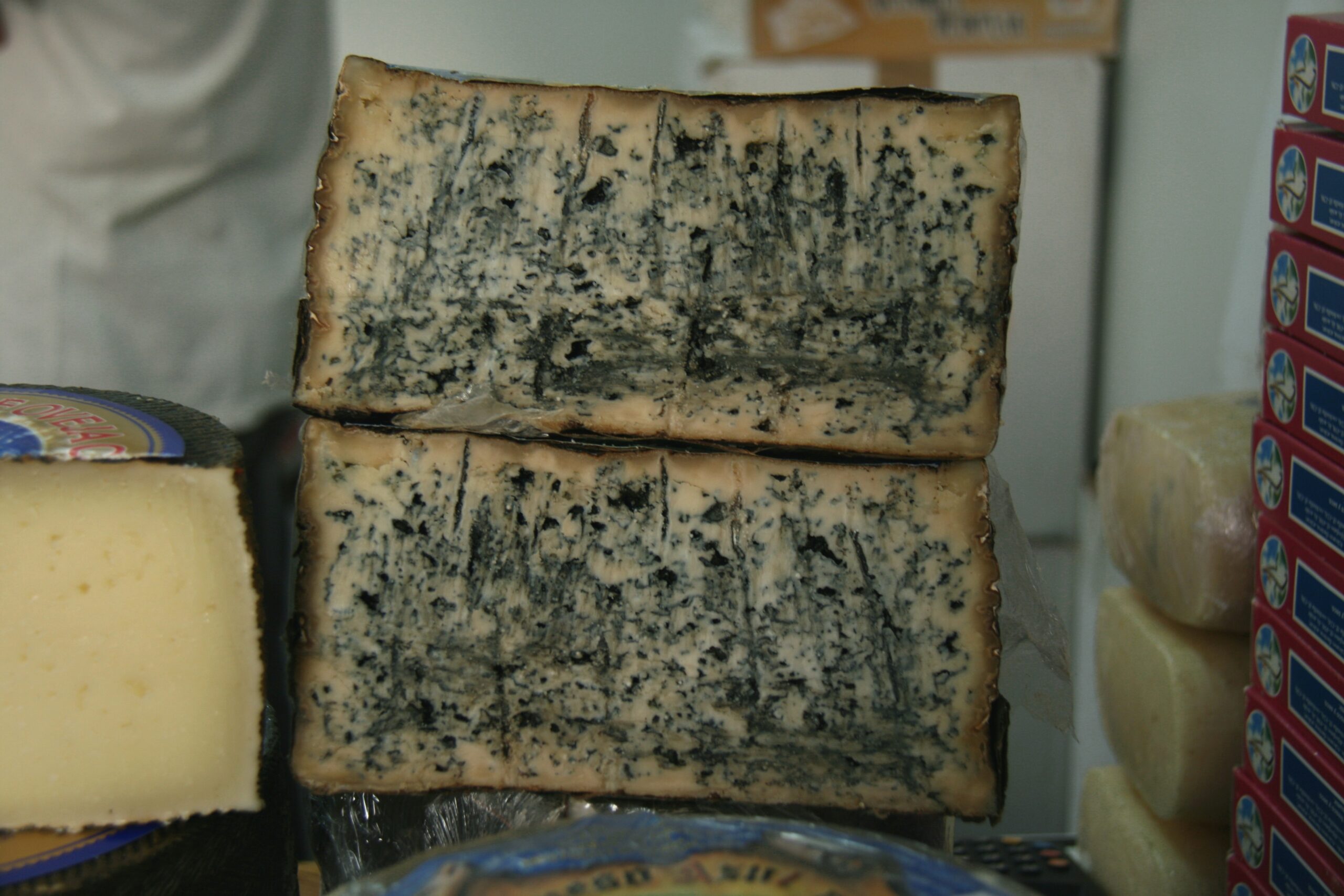 Queso de Valdeón envuelto en hojas de arce